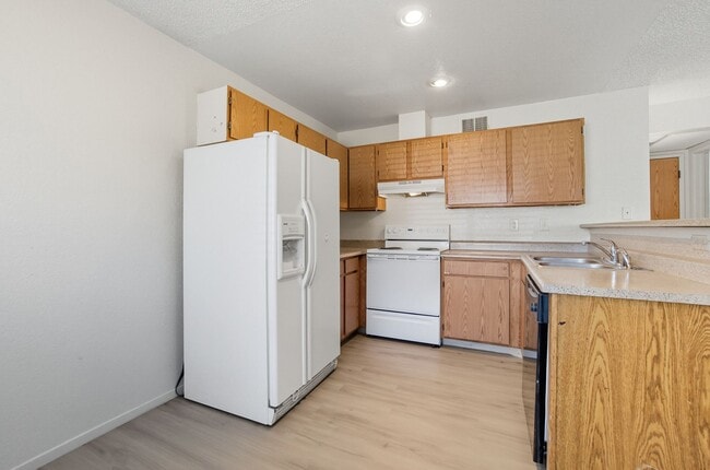 Building Photo - Charming 2-Bedroom Downstairs Unit with Fi...