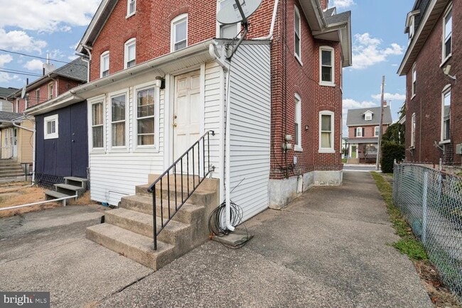 Building Photo - 174 E Main St