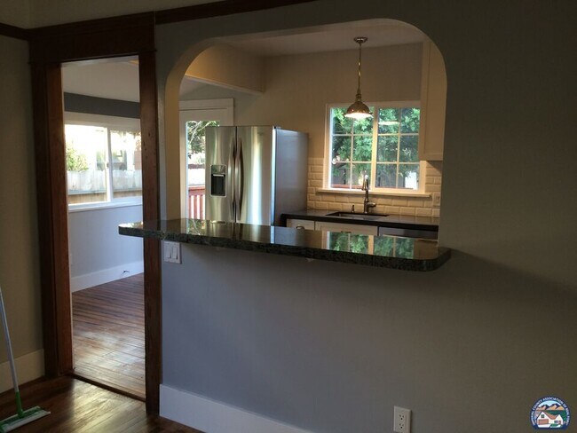 Building Photo - 1075 Hayes Ave