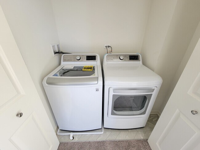 Building Photo - 1270 Lakepointe Dr