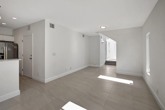 Building Photo - 1104 S 20th Ave