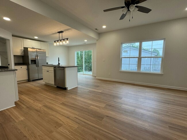 Building Photo - 219 Cambria St