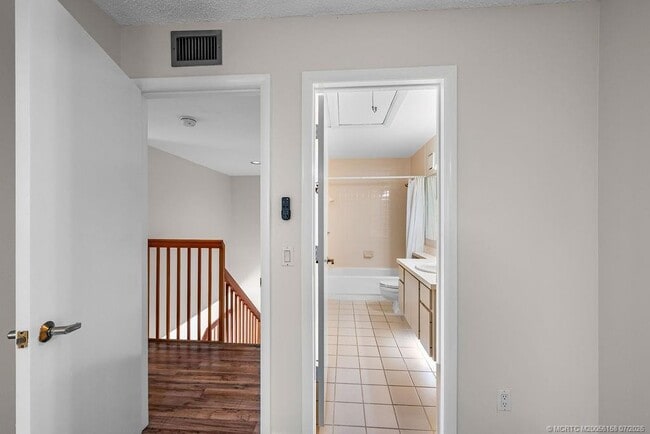 Building Photo - 2905 SW Lakemont Pl