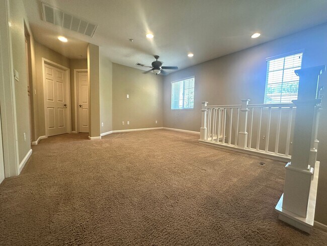 Building Photo - Gorgeous 3 Bed, 2 Bath in Gated Community in Brentwood