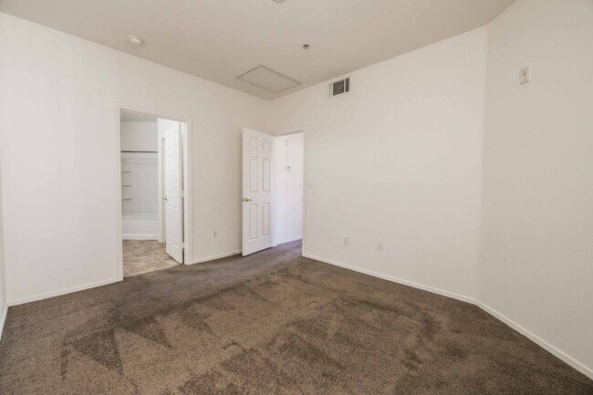 Building Photo - Two Bedroom Condo in Guard Gated Vistana
