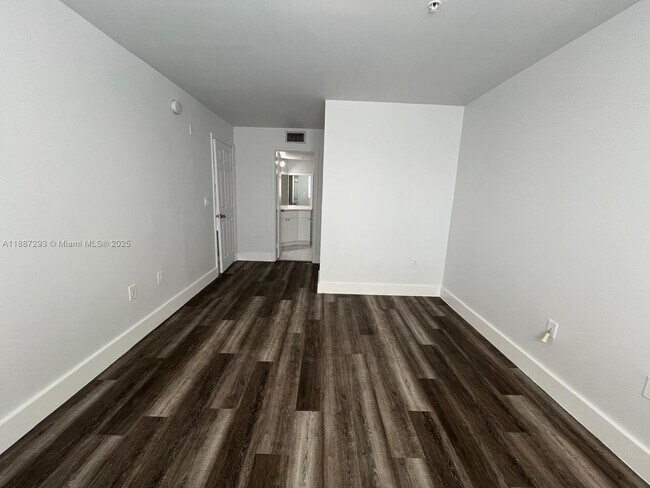 Building Photo - 655 SW 111th Way