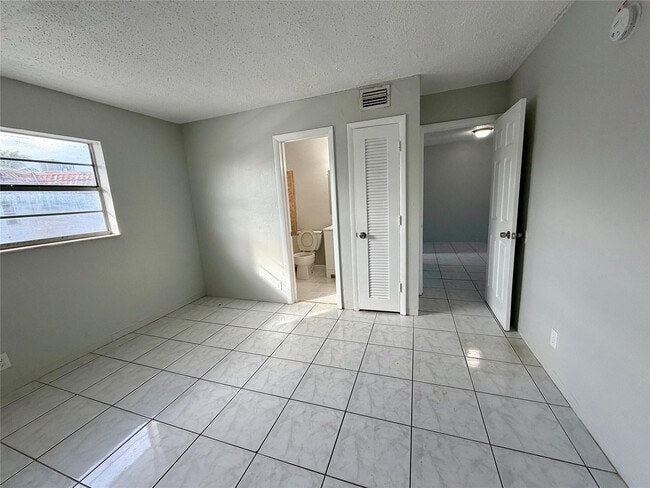 Building Photo - 874 SW 10th Dr