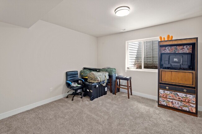 Building Photo - Bright and Beautiful Home with Gourmet Kitchen & Hardwood Floors