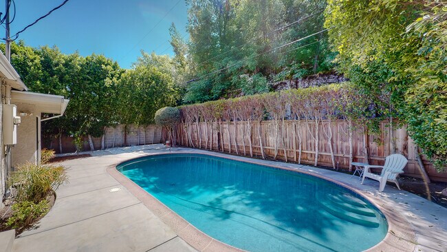 Private back yard... - 18406 Bessemer St