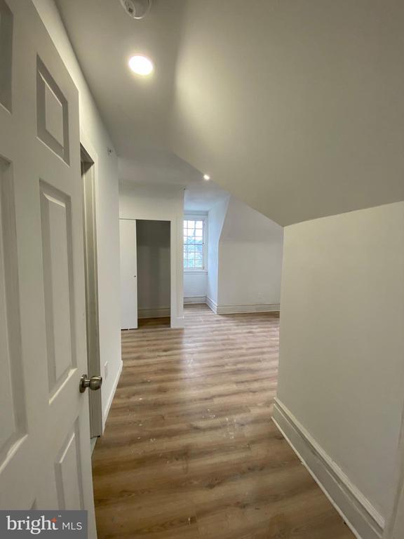 Building Photo - 260 W Johnson St