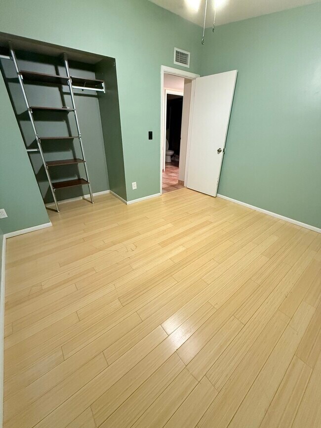 Building Photo - House For Rent