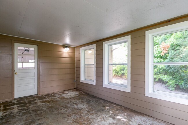 Building Photo - #6 Bedroom House with Awesome Yard Plus Ga...