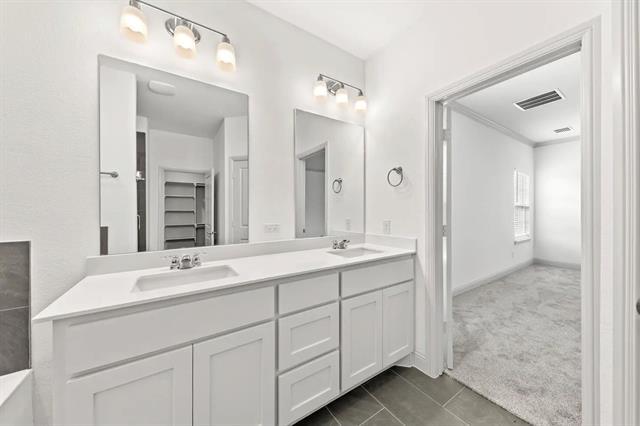 Building Photo - 560 Oak Crk Dr
