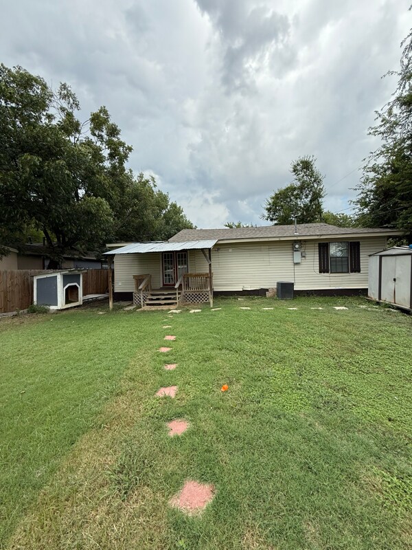 Building Photo - 727 Circle Dr