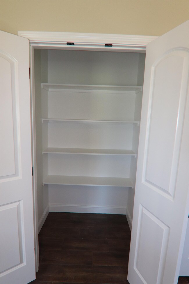 Building Photo - 6140 E Roundbunch Rd