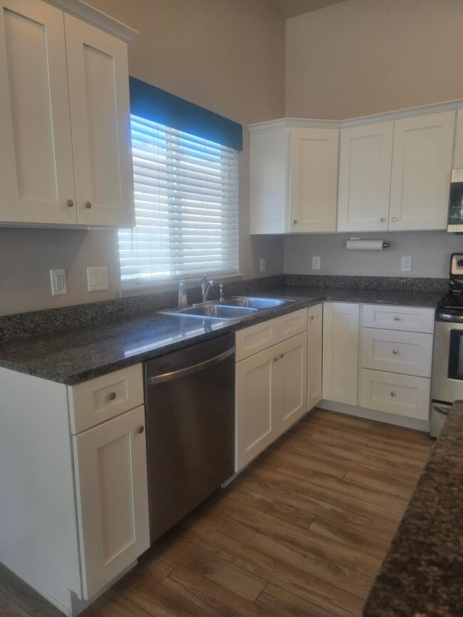 Building Photo - Beautiful home available now!