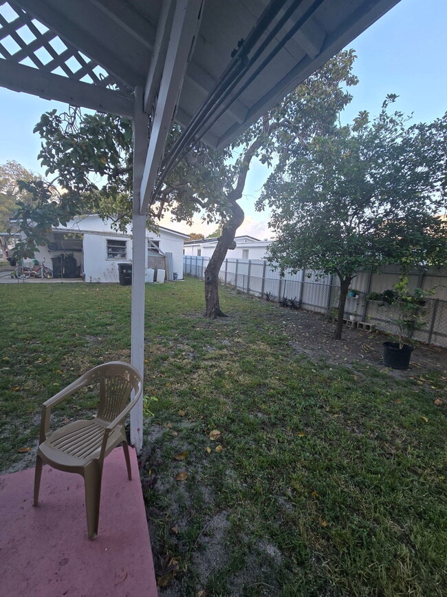 Building Photo - 464 E 50th St