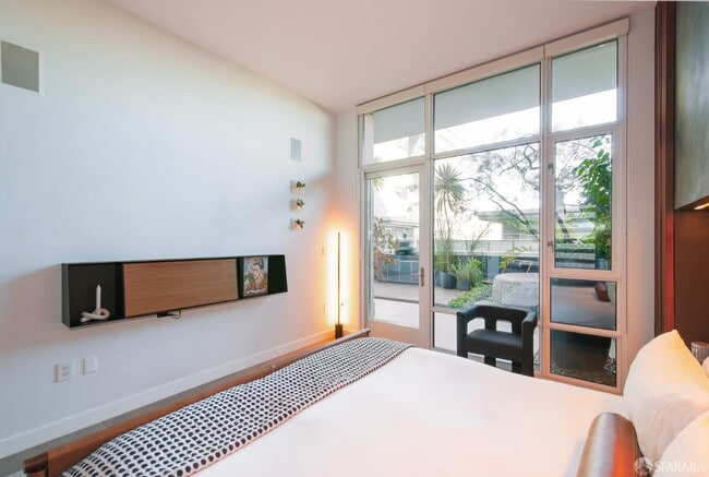 Building Photo - 1160 Mission St