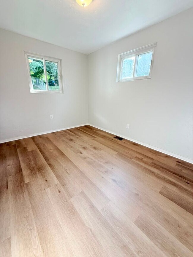 Building Photo - Newly remodeled 3-bedroom, 1.5-bath home featuring granite countertops, central A/C, and a partia...