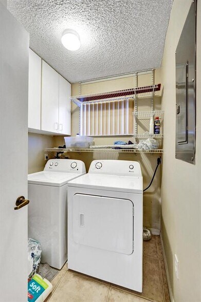 Building Photo - 9470 Tangerine Pl