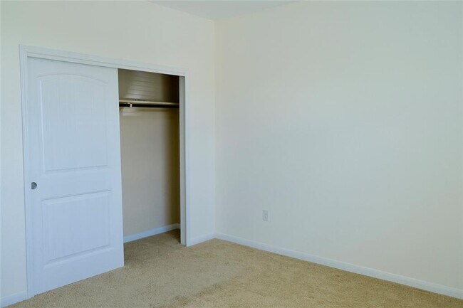 Building Photo - 2880 Donnell Dr