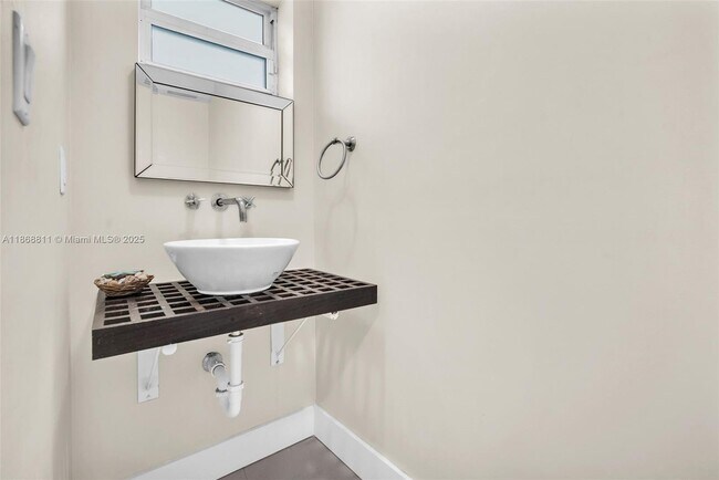 Building Photo - 2000 Bay Dr