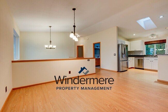 Building Photo - 3 bedroom 2.5 bath Two Story Home with a View! *Short lease only*