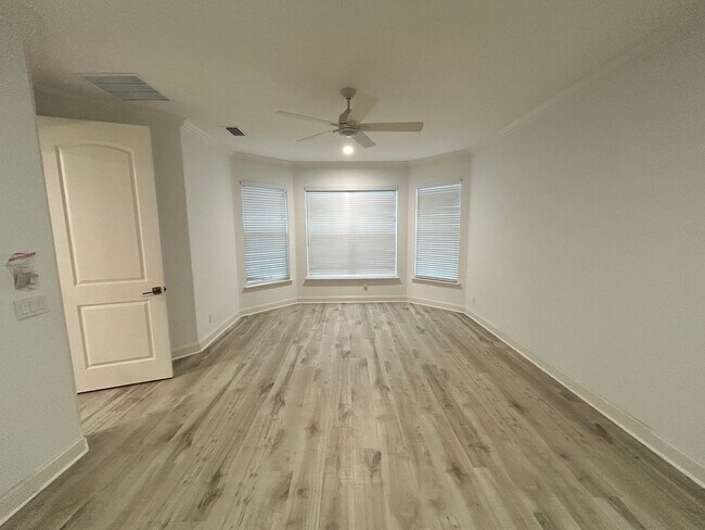 Building Photo - 3/2 Single Family Haven in Silver Leaf Vil...