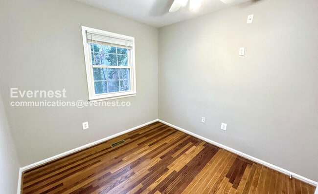 Building Photo - 2058 Mayflower Dr