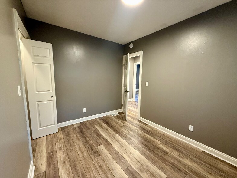 Building Photo - 801 Grand St