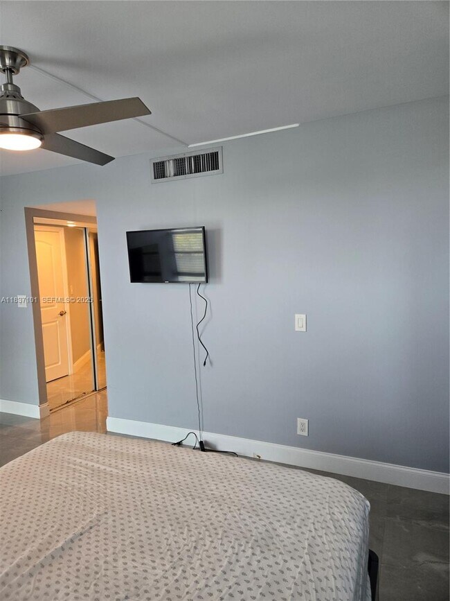 Building Photo - 3401 N Country Club Dr