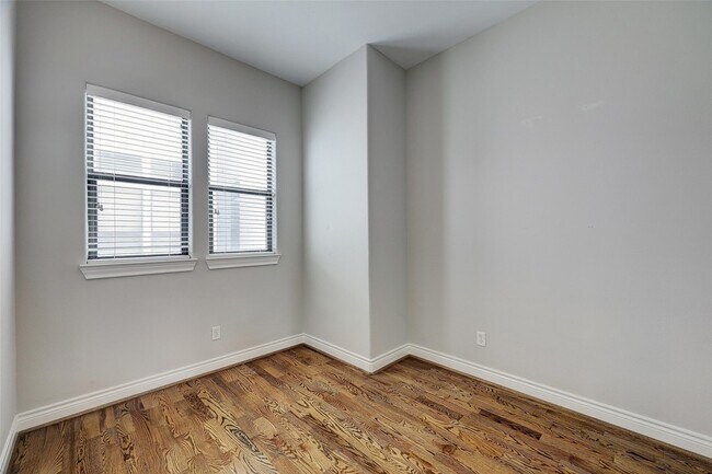 Building Photo - 3245 Maxroy St