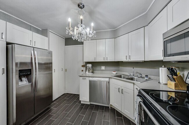 Building Photo - 6033 N Sheridan Rd