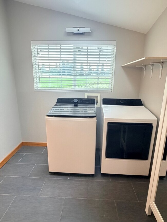 Building Photo - Spacious Home with Office, Studio, Workshop - Endless Possibilities!