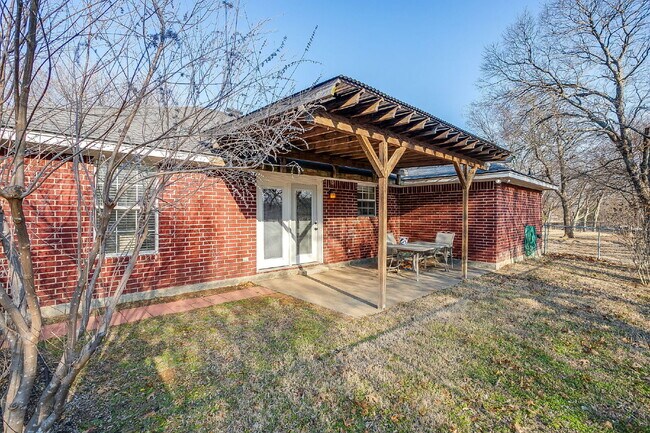 Building Photo - Charming 3 Bed 2 bath with Scenic Views, on quiet cul-de-sac in Cleburne!
