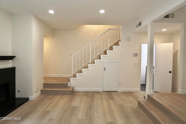 Building Photo - 11738 Moorpark St