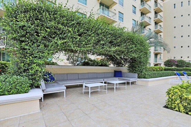 Building Photo - 610 Clematis St