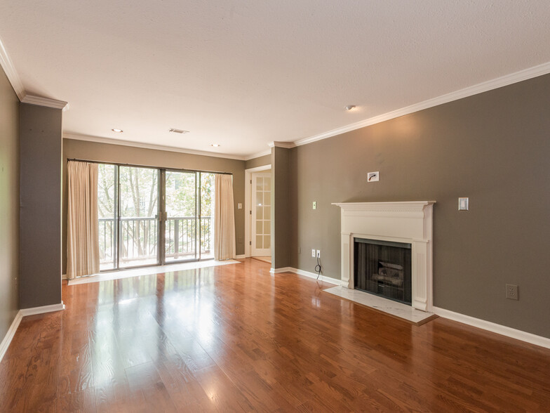 LIving room - 4217 Pine Heights Dr NE