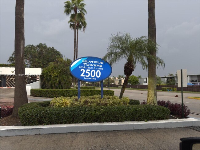 Building Photo - 2500 Parkview Dr
