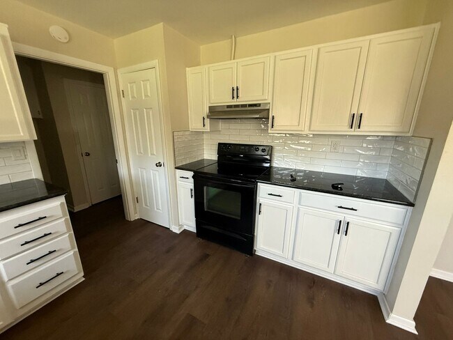 Building Photo - Renovated 3-bedroom house!  Housing accepted!