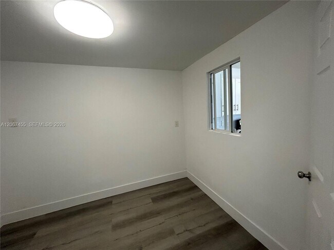 Building Photo - 1250 NE 125th St