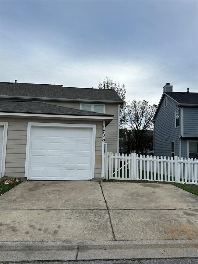 Building Photo - 120B Utterback