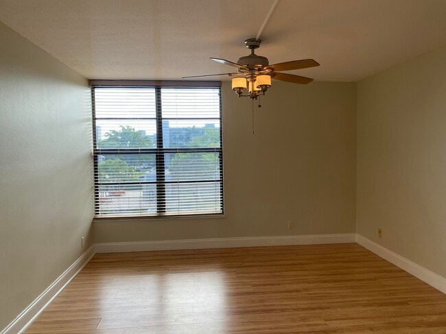 Building Photo - 4 Royal Palm Way
