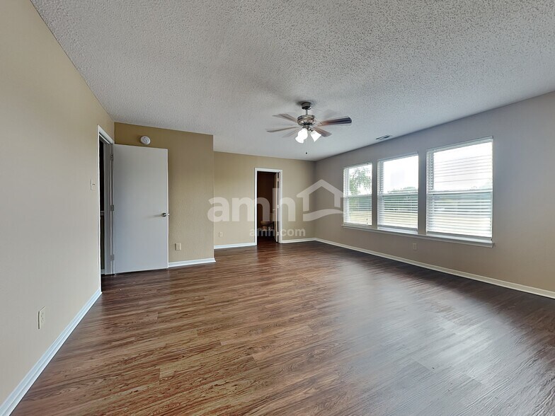 Building Photo - 14470 Forsythia Ln