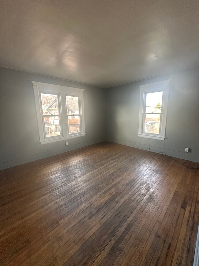 Building Photo - 600 Broadway St