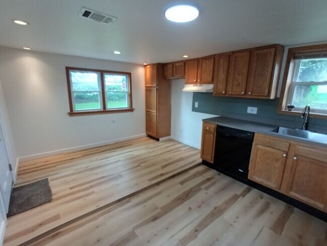 Building Photo - 2044 Garrick Ave