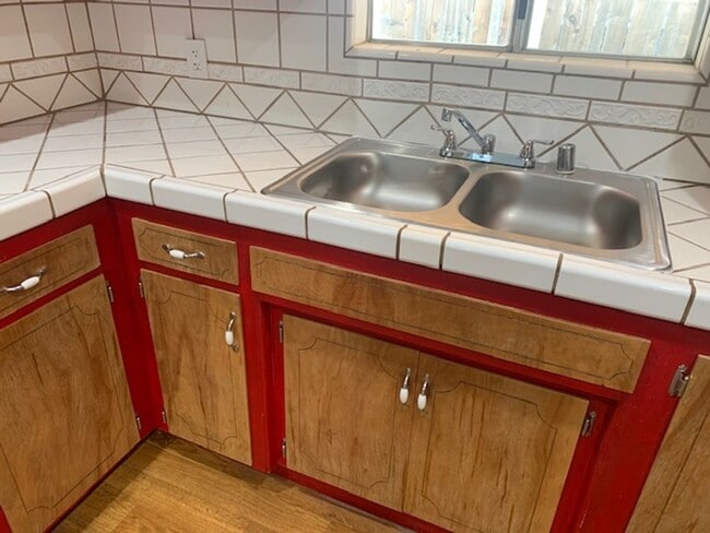 Building Photo - 3 Bedroom, 2 Bath, 2 car garage