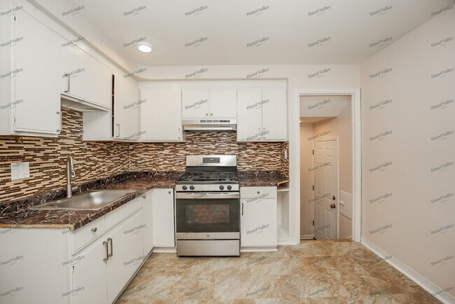 Building Photo - 944 E 220th St