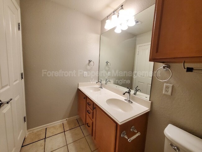 Building Photo - 555 Planters Pass