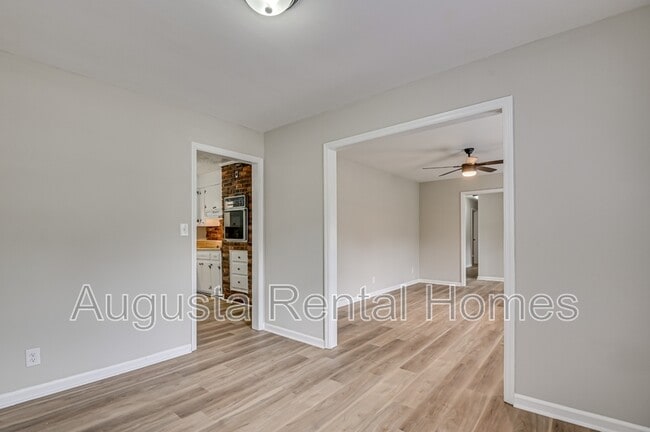 Building Photo - 323 Pineview Dr